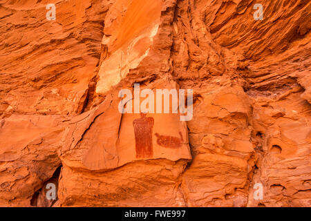 Crowned Figure Pictograph, Barrier Canyon style, rock alcove near Hog Springs Picnic Area, Bicentennial Highway, Utah, USA Stock Photo