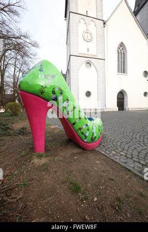 Hände Monstiletto, oversized high heel, EU size 302, right shoe, city art outside lead to the new fashion outlet Stock Photo