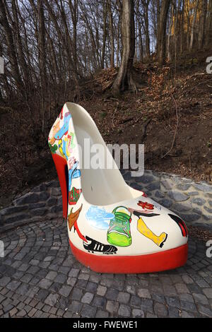 Schuh auf Schuh Monstiletto, oversized high heel, EU size 302, right shoe, city art outside lead to the new fashion outlet Stock Photo