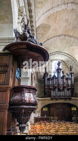 The pipe organ in nave of Basilica of St. Michael. Saint Michael is a flamboyant gothic basilic in Bordeaux, Aquitaine, France. Stock Photo