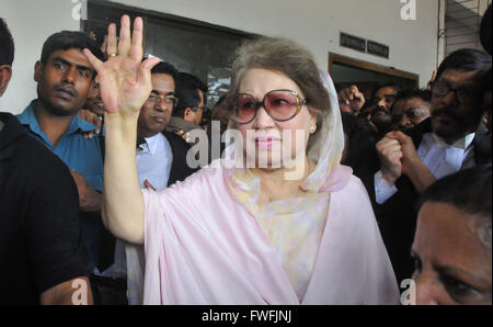 Dhaka, Bangladesh. 5th Apr, 2016. Bangladesh's former Prime Minister and Bangladesh Nationalist Party Chairperson Khaleda Zia (C, front) waves to supporters after being granted bail at a court in Dhaka, Bangladesh, April 5, 2016. Bangladesh's former prime minister Khaleda Zia was granted bail in five graft, violence and sedition cases on Tuesday. Credit:  Shariful Islam/Xinhua/Alamy Live News Stock Photo