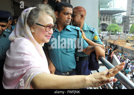 Dhaka, Bangladesh. 5th Apr, 2016. Bangladesh's former Prime Minister and Bangladesh Nationalist Party Chairperson Khaleda Zia (front) waves to supporters after being granted bail at a court in Dhaka, Bangladesh, April 5, 2016. Bangladesh's former Prime Minister Khaleda Zia was granted bail in five graft, violence and sedition cases on Tuesday. Credit:  Shariful Islam/Xinhua/Alamy Live News Stock Photo