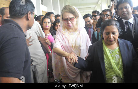 Dhaka, Bangladesh. 5th Apr, 2016. Bangladesh's former Prime Minister and Bangladesh Nationalist Party Chairperson Khaleda Zia (C, front) arrives at a court in Dhaka, Bangladesh, April 5, 2016. Bangladesh's former Prime Minister Khaleda Zia was granted bail in five graft, violence and sedition cases on Tuesday. Credit:  Shariful Islam/Xinhua/Alamy Live News Stock Photo