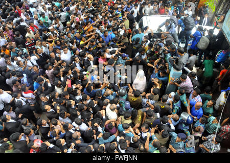 Dhaka, Bangladesh. 5th Apr, 2016. Supporters of Bangladesh Nationalist Party gather in front of a court after Bangladesh's former Prime Minister and Bangladesh Nationalist Party Chairperson Khaleda Zia was granted bail in Dhaka, Bangladesh, April 5, 2016. Bangladesh's former Prime Minister Khaleda Zia was granted bail in five graft, violence and sedition cases on Tuesday. Credit:  Shariful Islam/Xinhua/Alamy Live News Stock Photo