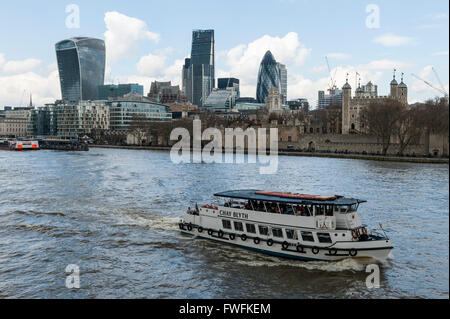 London, UK. 5 April 2016. As a tour boat passes by, dark clouds to the south have yet to move north over the City of London as the threat of rain lingers over the capital. Credit:  Stephen Chung/Alamy Live News Stock Photo