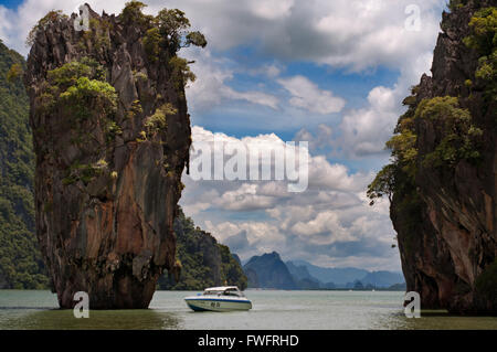James Bond Island 007 (Koh Tapu) Phang Nga Bay Thailand. Khao Phing Kan. Khao Phing Kan consists of two forest-covered islands w Stock Photo
