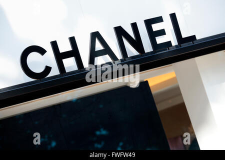 Chanel logo on a wall – Stock Editorial Photo © ricochet69 #121106734