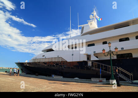 Luxury super mega yacht Limitless, IMO 8975940, owned by Les Wexner Stock Photo