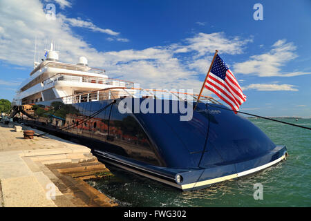 Luxury super mega yacht Limitless, IMO 8975940, owned by Les Wexner Stock Photo