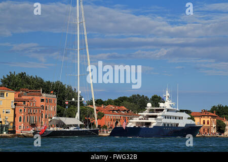 Sailing yacht Heureka, IMO 1012153, and Luxury yacht Limitless, IMO 8975940, owned by Les Wexner Stock Photo