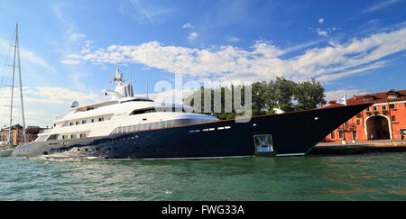 Luxury super mega yacht Limitless, IMO 8975940, owned by Les Wexner Stock Photo