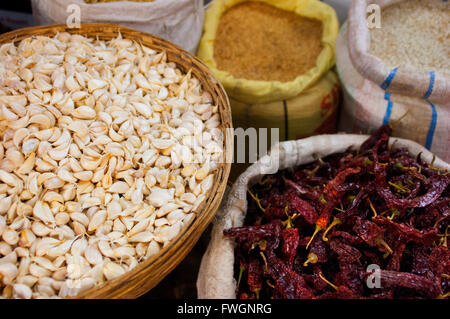 Dried garlic and chillies, Crawford Market Stock Photo