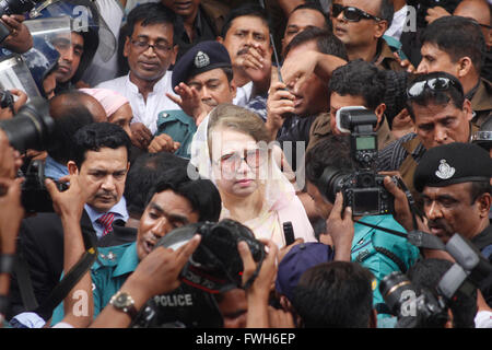 Dhaka, Bangladesh. 5th April, 2016. Former Bangladeshi prime minister and Bangladesh Nationalist Party (BNP) leader Khaleda Zia appears at Court of Dhaka’s Special Judge in Dhaka on April 5, 2016.  A court in Bangladesh granted bail to opposition leader Khaleda Zia on April 5 after issuing a warrant for her arrest over a deadly fire-bomb attack on a bus, her lawyer said. Credit:  Mamunur Rashid/Alamy Live News Stock Photo