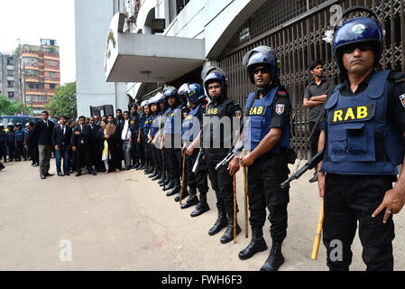 Dhaka, Bangladesh. 5th April, 2016. Bangladesh Security personal stand guard in front of the Court of Dhaka’s Chief Metropolitan Magistrate in Dhaka on April 5, 2016.  A court in Bangladesh granted bail to opposition leader Khaleda Zia on April 5 after issuing a warrant for her arrest over a deadly fire-bomb attack on a bus, her lawyer said. Credit:  Mamunur Rashid/Alamy Live News Stock Photo