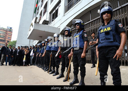 Dhaka, Bangladesh. 5th April, 2016. Bangladesh Security personal stand guard in front of the Court of Dhaka’s Chief Metropolitan Magistrate in Dhaka on April 5, 2016.  A court in Bangladesh granted bail to opposition leader Khaleda Zia on April 5 after issuing a warrant for her arrest over a deadly fire-bomb attack on a bus, her lawyer said. Credit:  Mamunur Rashid/Alamy Live News Stock Photo