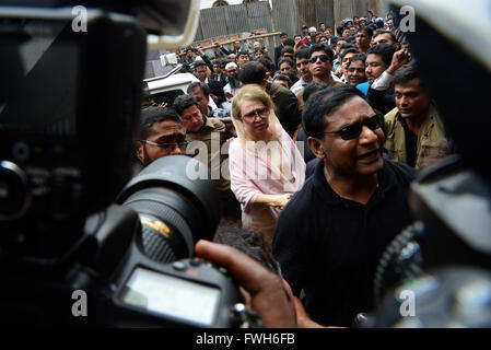 Dhaka, Bangladesh. 5th April, 2016. Former Bangladeshi prime minister and Bangladesh Nationalist Party (BNP) leader Khaleda Zia arrives at Court of Dhaka’s Chief Metropolitan Magistrate in Dhaka on April 5, 2016.  A court in Bangladesh granted bail to opposition leader Khaleda Zia on April 5 after issuing a warrant for her arrest over a deadly fire-bomb attack on a bus, her lawyer said. Credit:  Mamunur Rashid/Alamy Live News Stock Photo