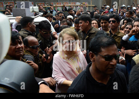 Dhaka, Bangladesh. 5th April, 2016. Former Bangladeshi prime minister and Bangladesh Nationalist Party (BNP) leader Khaleda Zia arrives at Court of Dhaka’s Chief Metropolitan Magistrate in Dhaka on April 5, 2016.  A court in Bangladesh granted bail to opposition leader Khaleda Zia on April 5 after issuing a warrant for her arrest over a deadly fire-bomb attack on a bus, her lawyer said. Credit:  Mamunur Rashid/Alamy Live News Stock Photo