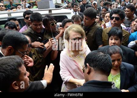 Dhaka, Bangladesh. 5th April, 2016. Former Bangladeshi prime minister and Bangladesh Nationalist Party (BNP) leader Khaleda Zia arrives at Court of Dhaka’s Chief Metropolitan Magistrate in Dhaka on April 5, 2016.  A court in Bangladesh granted bail to opposition leader Khaleda Zia on April 5 after issuing a warrant for her arrest over a deadly fire-bomb attack on a bus, her lawyer said. Credit:  Mamunur Rashid/Alamy Live News Stock Photo