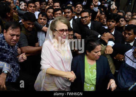 Dhaka, Bangladesh. 5th April, 2016. Former Bangladeshi prime minister and Bangladesh Nationalist Party (BNP) leader Khaleda Zia appeared at Court of Dhaka’s Chief Metropolitan Magistrate in Dhaka on April 5, 2016.  A court in Bangladesh granted bail to opposition leader Khaleda Zia on April 5 after issuing a warrant for her arrest over a deadly fire-bomb attack on a bus, her lawyer said. Credit:  Mamunur Rashid/Alamy Live News Stock Photo