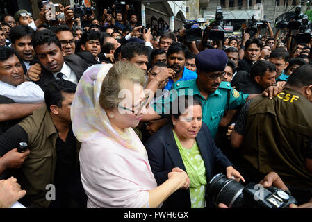 Dhaka, Bangladesh. 5th April, 2016. Former Bangladeshi prime minister and Bangladesh Nationalist Party (BNP) leader Khaleda Zia appeared at Court of Dhaka’s Chief Metropolitan Magistrate in Dhaka on April 5, 2016.  A court in Bangladesh granted bail to opposition leader Khaleda Zia on April 5 after issuing a warrant for her arrest over a deadly fire-bomb attack on a bus, her lawyer said. Credit:  Mamunur Rashid/Alamy Live News Stock Photo