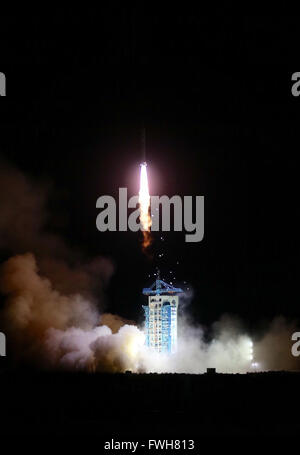 Jiuquan, China's Gansu Province. 6th Apr, 2016. A Long March 2-D rocket carrying the SJ-10 Satellite blasts off at the Jiuquan Satellite Launch Center in Jiuquan, northwest China's Gansu Province, April 6, 2016. China put into space a retrievable scientific research satellite in the early hours of Wednesday in a fresh bid to aid scientists back on Earth in studying microgravity and space life science. Credit:  Jin Liwang/Xinhua/Alamy Live News Stock Photo