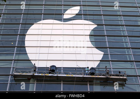 San Francisco, California, USA. 11th June, 2016. Workers attach an oversized Apple logo to the front of the Moscone Center in San Francisco, California, USA, 11 June 2016. The Apple Worldwide Developers Conference (WWDC) 2016 is set to open on 13 June. Photo: CHRISTOPH DERNBACH/dpa/Alamy Live News Stock Photo