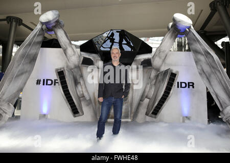 Roland Emmerich attends the 'Independence Day: Resurgence' photocall at Hauptbahnhof on June 10, 2016 in Berlin, Germany. | usage worldwide Stock Photo