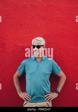 Handsome senior man wearing sunglasses over isolated background doing ...