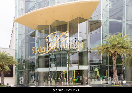 Siam Paragon Shopping Centre, exterior view, fountain in front of the glass  facade, Rama I Road, Pathum Wan district, Bangkok Stock Photo - Alamy
