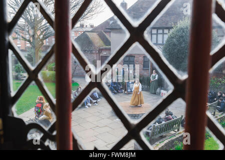 Shakespeare Museum View Of Actors In Elizabethan Dress Standing In The shakespeare-museum-view-of-actors-in-elizabethan-dress-standing-in-the