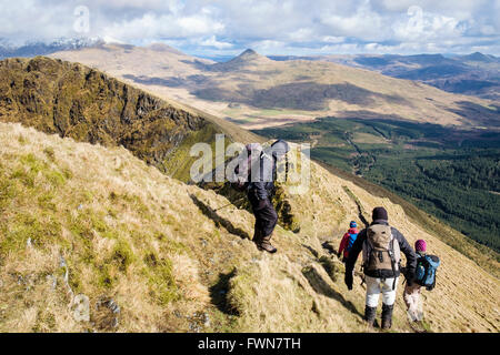 Hikers descending Trum y Ddysgl towards Mynydd Drws-y-Coed on Nantlle Ridge in mountains of Snowdonia National Park. Wales UK Stock Photo