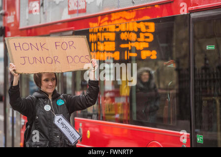 London, UK. 6th April, 2016. An anonymous junior Doctor gets support from passing traffic - The picket line at St Thomas' Hospital. Junior Doctors stage another 48 hours of strike action against the new contracts due to be imposed by the Governemnt and health minister Jeremy Hunt. Credit:  Guy Bell/Alamy Live News Stock Photo