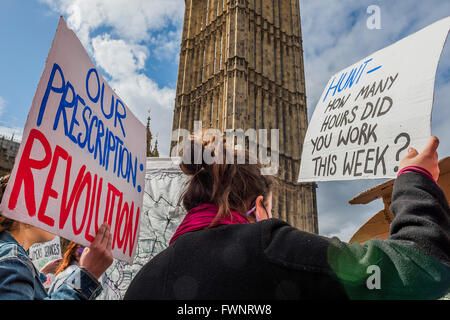 London, UK. 6th April, 2016. Nurses and doctors march on the department of health in Whitehall - The picket line at St Thomas' Hospital. Junior Doctors stage another 48 hours of strike action against the new contracts due to be imposed by the Governemnt and health minister Jeremy Hunt. Credit:  Guy Bell/Alamy Live News Stock Photo