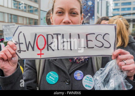 London, UK. 6th April, 2016. The picket line at St Thomas' Hospital. Junior Doctors stage another 48 hours of strike action against the new contracts due to be imposed by the Governemnt and health minister Jeremy Hunt. Credit:  Guy Bell/Alamy Live News Stock Photo