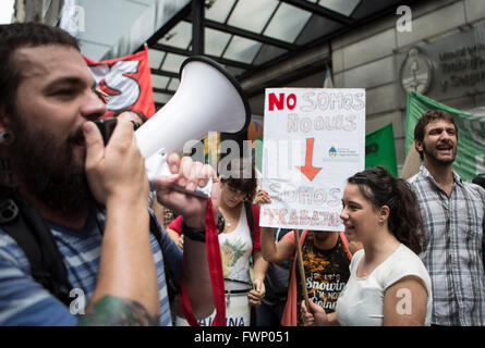 Buenos Aires, Argentina. 6th Apr, 2016. Workers of Argentina's Ministry of Labor take part in a protest in front of the Ministry of Labor in Buenos Aires, Argentina, April 6, 2016. The workers demanded the immediate reinstatement of the 280 fired employees of the sector. Credit:  Martin Zabala/Xinhua/Alamy Live News Stock Photo