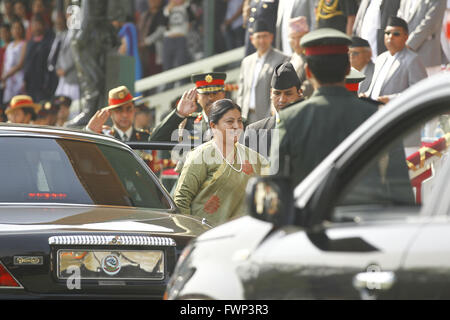 Kathmandu, Nepal. 7th Apr, 2016. Nepalese President Bidya Devi Bhandari (C) arrives to attend the Ghode Jatra celebrations in Kathmandu, Nepal, April 7, 2016. Nepal's Army usually organizes horse racing, acrobatics performance and other activities to mark the traditional Ghode Jatra, or horse racing festival. Credit:  Pratap Thapa/Xinhua/Alamy Live News Stock Photo