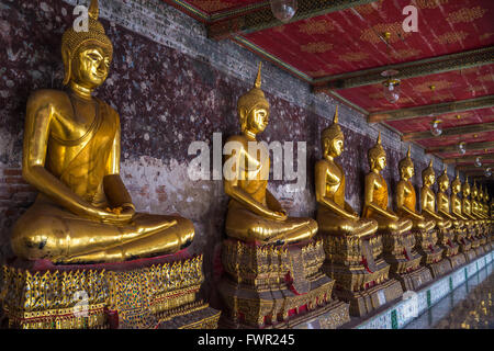 Golden buddhas in Wat Suthat, Bangkok, Thailand Stock Photo