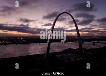 Aerial view of the Gateway Arch in front of the Mississippi River at dawn in St. Louis, Missouri, USA, 2016. (Adrien Veczan) Stock Photo