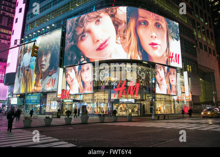 H&M Times Square, New York, NY Stock Photo - Alamy