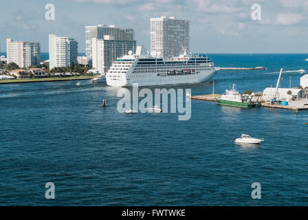 Large cruise ship leaving home port Fort Lauderdale Stock Photo