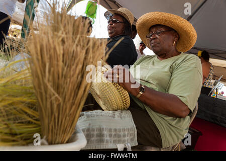 Gullah Women Weave Sweetgrass Straw Baskets In The Tradition Of Their ...