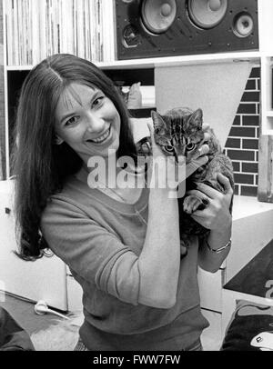 Schweizer Schauspielerin und Sängerin Ursela Monn, Deutschland 1970er Jahre. Swiss actress and singer Ursela Monn, Germany 1970s. Stock Photo