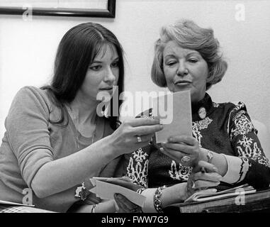 Schweizer Schauspielerin und Sängerin Ursela Monn (links) mit ihrer Mutter, Deutschland 1970er Jahre. Swiss actress and singer Ursela Monn (left) with her mother, Germany 1970s. Stock Photo