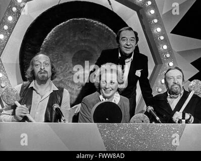 Die Gong-Show, Fernsehshow, Deutschland 1981, Mitwirkende: Karl Dall, Ruth Kappelsberger, Paul Kuhn, Karel Otto Stock Photo