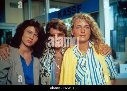 Die glückliche Familie, Fernsehserie, Deutschland 1987 - 1991, Darsteller: (v. l.) Julia Heinemann, Maria Schell, Maria Furtwängler Stock Photo