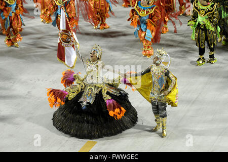 Samba dancers, Flag bearer, Porta Bandeira e Mestre Sala, parade of the samba school Estacio de Sá Stock Photo