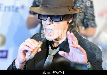 Berlin, Germany. 07th Apr, 2016. Singer Udo Lindenberg arrives to the 25th Echo music award ceremony in Berlin, Germany, 07 April 2016. The awards are presented in 31 categories. Photo: JENS KALAENE/dpa/Alamy Live News Stock Photo