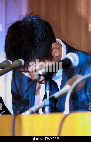 Japanese badminton player Kenichi Tago bows in deep apology during a news conference on April 8, 2016, Tokyo, Japan. An NTT East badminton team representative, Masayuki Okumoto, said that Keinichi Tago had lost approximately 10 million yen through gambling and had visited an illegal casino 60 times. He also said that world number 2, Kento Momota had lost 500,000 yen. Gambling is illegal in Japan and can carry a prison sentence and both the badminton stars admitted visiting a yakuza operated casino. Momota and Tago were expected to represent Japan in the Rio Olympic Games with Momota a medal fa Stock Photo