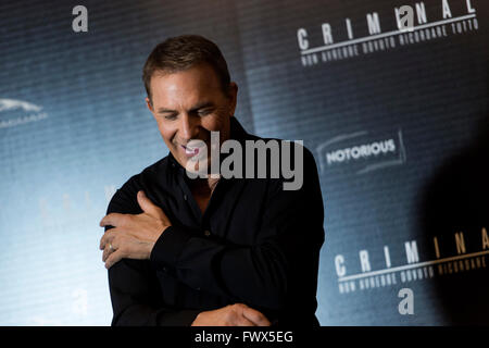 Rome, Italy. 8th April, 2016. Kevin Costner  Roma 08-04-2016 Hotel Bernini  photocall of the film Criminal  Credit:  Insidefoto/Alamy Live News Stock Photo