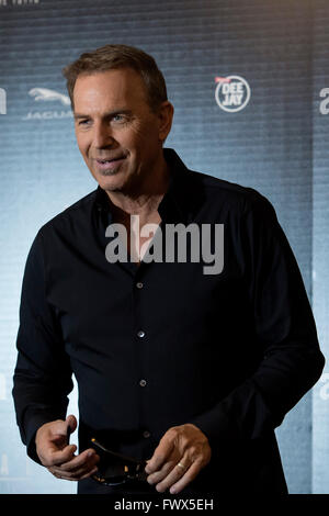 Rome, Italy. 8th April, 2016. Kevin Costner  Roma 08-04-2016 Hotel Bernini  photocall of the film Criminal  Credit:  Insidefoto/Alamy Live News Stock Photo